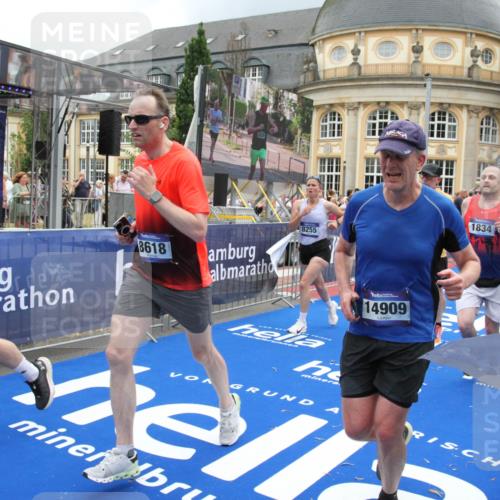 29.06.2025 - hella hamburg halbmarathon Michael Strokosch http://msf.ph/oto/8362451 29.06.2025 10:55:47 Ziel 1120, 1143, 1834, 2955, 4897, 5021, 6569, 6924, 7221, 8255, 8618, 10212, 11039, 12483, 12858, 14365, 14909, 15896, 16401, 16434, 16786, 18064, 18190, 19047 meine-sportfotos.de