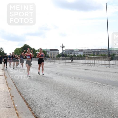 29.06.2025 - hella hamburg halbmarathon Lena Gebhardt http://msf.ph/oto/8362474 29.06.2025 10:14:15 Lombardsbrücke 13285, 1131, 1194, 1406, 1480, 1890, 2494, 3756, 3939, 4001, 4032, 4962, 5670, 5719, 6028, 6083, 6089, 6287, 6366, 6710, 7209, 7442, 7462, 7802, 7840, 7991, 8001, 8057, 8409, 8673, 8892, 9845, 9886, 10224, 10442, 10443, 11441, 11987, 12467, 12938, 13237, 13285, 13788, 14488, 15085, 15482, 15721, 15722, 15840, 16126, 17439, 17985, 18041, 18236, 18239 meine-sportfotos.de