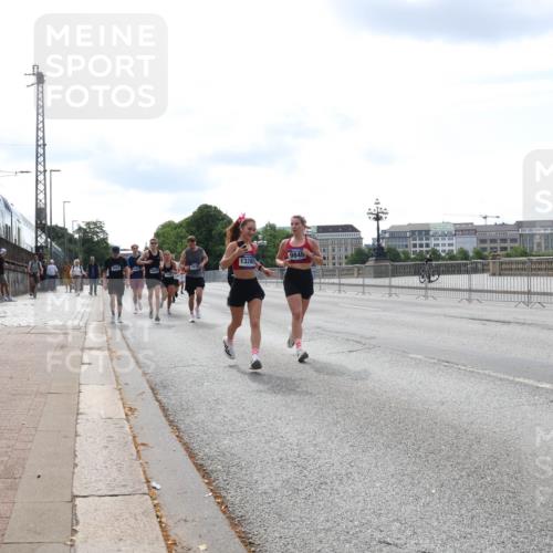 29.06.2025 - hella hamburg halbmarathon Lena Gebhardt http://msf.ph/oto/8362498 29.06.2025 10:14:16 Lombardsbrücke 9845, 13285, 1194, 1406, 1480, 1890, 2494, 3020, 3756, 3939, 4001, 4032, 4962, 5670, 5719, 6028, 6083, 6089, 6287, 6366, 6710, 7209, 7442, 7802, 7840, 7991, 8001, 8057, 8409, 8673, 8892, 9845, 9886, 10224, 10442, 10443, 11441, 11987, 12467, 12938, 13237, 13285, 13788, 14488, 15482, 15721, 15722, 15840, 16126, 17439, 17985, 18041, 18236, 18239 meine-sportfotos.de