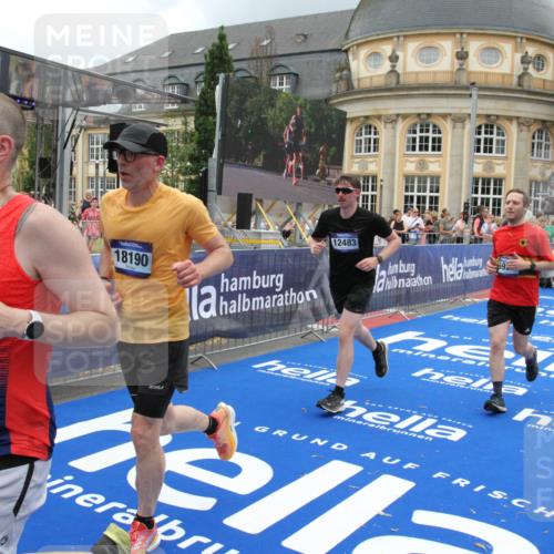 29.06.2025 - hella hamburg halbmarathon Michael Strokosch http://msf.ph/oto/8362499 29.06.2025 10:55:48 Ziel 1143, 1834, 4897, 5021, 6569, 6924, 7221, 8255, 8618, 10212, 12483, 12858, 13474, 14365, 14909, 16401, 16434, 16786, 18125, 18190, 19047 meine-sportfotos.de