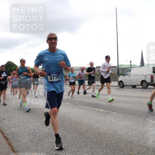 29.06.2025 - hella hamburg halbmarathon Lena Gebhardt http://msf.ph/oto/8362557 29.06.2025 10:48:25 Lombardsbrücke 15743, 9921, 2650, 9775, 12932, 1215, 135, 1142, 1157, 1167, 1174, 1175, 1584, 1645, 1701, 2037, 2163, 2195, 2418, 2475, 2627, 2650, 2716, 2756, 2909, 2958, 3224, 3320, 3468, 3504, 3661, 3679, 3933, 4327, 4588, 5585, 5781, 5952, 6143, 7240, 7393, 7394, 7532, 7916, 7947, 7948, 8461, 8521, 8719, 8760, 8948, 9356, 9775, 9787, 9921, 10059, 10145, 10204, 10777, 10794, 11548, 11742, 11781, 13814, 13845, 15715, 16498, 16499, 16701 meine-sportfotos.de