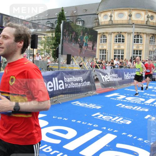 29.06.2025 - hella hamburg halbmarathon Michael Strokosch http://msf.ph/oto/8362569 29.06.2025 10:55:50 Ziel 1179, 1834, 3256, 5021, 6569, 6924, 7221, 8255, 10212, 12483, 12858, 13474, 14365, 16401, 16434, 16786, 18125, 18190, 18867, 19047 meine-sportfotos.de