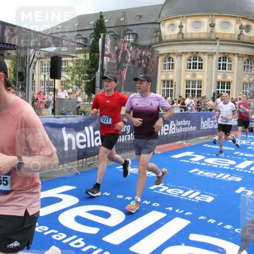 29.06.2025 - hella hamburg halbmarathon Michael Strokosch http://msf.ph/oto/8362616 29.06.2025 10:55:52 Ziel 1179, 2612, 3256, 3668, 4772, 5021, 6569, 7221, 7976, 12858, 13474, 14365, 16401, 16434, 16786, 18125, 18867, 19047 meine-sportfotos.de
