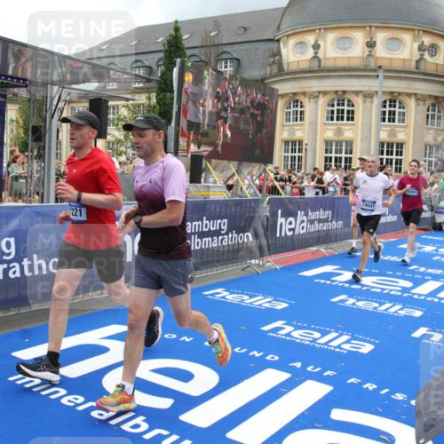 29.06.2025 - hella hamburg halbmarathon Michael Strokosch http://msf.ph/oto/8362627 29.06.2025 10:55:52 Ziel 1179, 2612, 3256, 3668, 4772, 5021, 6569, 7221, 7976, 12858, 13474, 14365, 16401, 16434, 16786, 18125, 18867, 19047 meine-sportfotos.de