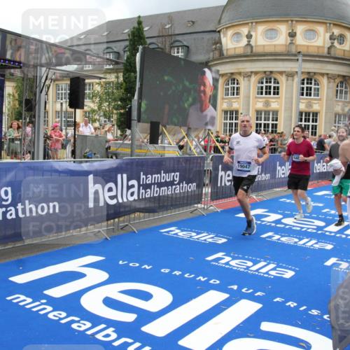 29.06.2025 - hella hamburg halbmarathon Michael Strokosch http://msf.ph/oto/8362644 29.06.2025 10:55:53 Ziel 1179, 2612, 3256, 3668, 4772, 5021, 6569, 7221, 7976, 12858, 13474, 14365, 16401, 16434, 16786, 18125, 18867, 19047 meine-sportfotos.de