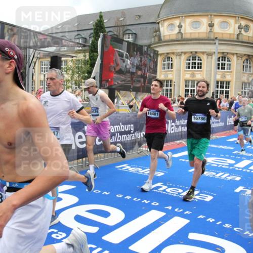 29.06.2025 - hella hamburg halbmarathon Michael Strokosch http://msf.ph/oto/8362712 29.06.2025 10:55:54 Ziel 1179, 2612, 3256, 3668, 4772, 6569, 7221, 7976, 8968, 9246, 12858, 13474, 16401, 16434, 16786, 18125, 18867, 19047 meine-sportfotos.de