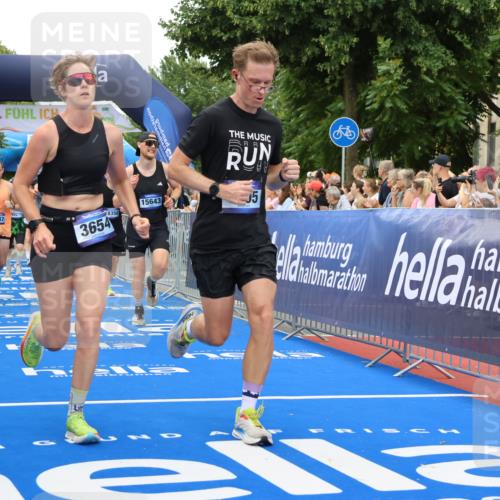 29.06.2025 - hella hamburg halbmarathon Strokosch-Dieckow http://msf.ph/oto/8362762 29.06.2025 10:50:54 Ziel 1466, 1630, 2207, 3654, 3947, 4839, 5018, 7052, 7369, 8117, 8205, 8572, 10215, 10750, 11551, 12778, 13008, 13687, 14125, 15362, 15395, 15643, 16285, 17221, 18182, 18350 meine-sportfotos.de