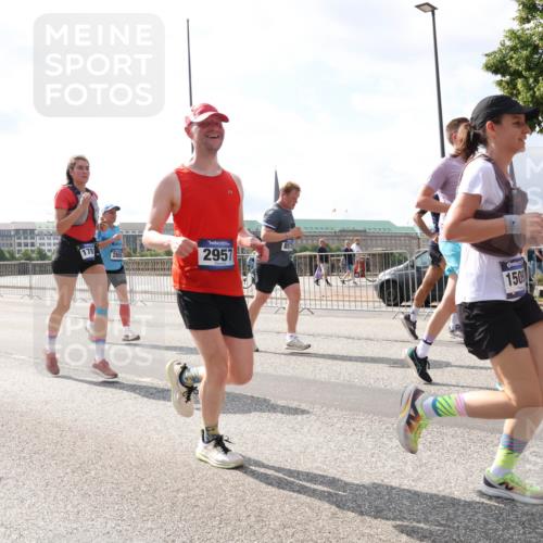 29.06.2025 - hella hamburg halbmarathon Lena Gebhardt http://msf.ph/oto/8362784 29.06.2025 10:01:45 Lombardsbrücke 3039, 178, 2957, 857, 1509, 1184, 1329, 1364, 1387, 1464, 1653, 1722, 1724, 1729, 1881, 1940, 2006, 2091, 2167, 2591, 2806, 2957, 3039, 3199, 3425, 3663, 4286, 4319, 4322, 4328, 4370, 4649, 4663, 5547, 5570, 5602, 5603, 5675, 5742, 6087, 6281, 0000, 6302, 6327, 6438, 6591, 6595, 6921, 6924, 7189, 7287, 8030, 8191, 8392, 8578, 8691, 8822, 8926, 9230, 9741, 10177, 10281, 10301, 10576, 10882, 10915, 11043, 11465, 14471, 14660, 14677, 16420 meine-sportfotos.de