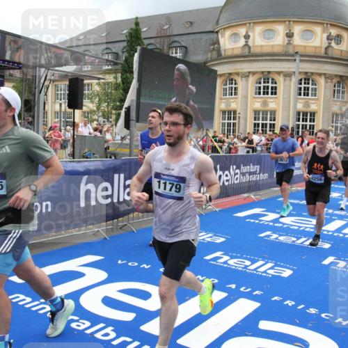 29.06.2025 - hella hamburg halbmarathon Michael Strokosch http://msf.ph/oto/8362817 29.06.2025 10:55:56 Ziel 1179, 2612, 3256, 3668, 4772, 7147, 7976, 8968, 9246, 10084, 13474, 15884, 16401, 16434, 16786, 18125, 18867, 19047 meine-sportfotos.de