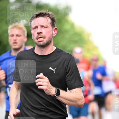 29.06.2025 - hella hamburg halbmarathon Dr. Thomas Lammeyer http://msf.ph/oto/8362841 29.06.2025 09:56:45 Kennedybrücke 1012, 1070, 1163, 1176, 1391, 1558, 1613, 1735, 1782, 2048, 2189, 2213, 2590, 2788, 2970, 3021, 3098, 3146, 3304, 3907, 3917, 3928, 4277, 4933, 4981, 4997, 5476, 5623, 5624, 5682, 6081, 6152, 6712, 6716, 7005, 7093, 7147, 7204, 7322, 7325, 7450, 7599, 7765, 7843, 8063, 8145, 8664, 8694, 8704, 8722, 8819, 9081, 9213, 9232, 9374, 9534, 9538, 9540, 9585, 9794, 10000, 10208, 10246, 10313, 10750, 10969, 11094, 11153, 11291, 11346 meine-sportfotos.de