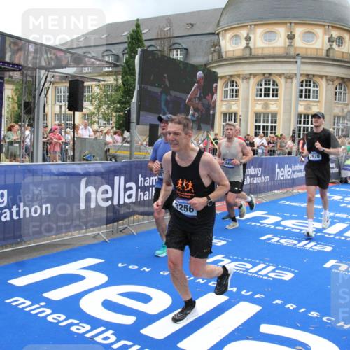 29.06.2025 - hella hamburg halbmarathon Michael Strokosch http://msf.ph/oto/8362854 29.06.2025 10:55:57 Ziel 1179, 2612, 3256, 3668, 4772, 7147, 7976, 8968, 9246, 10084, 13474, 15868, 15884, 18125, 18867 meine-sportfotos.de