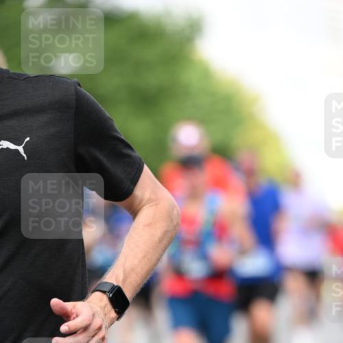 29.06.2025 - hella hamburg halbmarathon Dr. Thomas Lammeyer http://msf.ph/oto/8362884 29.06.2025 09:56:45 Kennedybrücke 1012, 1070, 1163, 1176, 1391, 1558, 1613, 1735, 1782, 2048, 2189, 2213, 2590, 2788, 2970, 3021, 3098, 3146, 3304, 3907, 3917, 3928, 4277, 4933, 4981, 4997, 5476, 5623, 5624, 5682, 6081, 6152, 6712, 6716, 7005, 7093, 7147, 7204, 7322, 7325, 7450, 7599, 7765, 7843, 8063, 8145, 8664, 8694, 8704, 8722, 8819, 9081, 9213, 9232, 9374, 9534, 9538, 9540, 9585, 9794, 10000, 10208, 10246, 10313, 10750, 10969, 11094, 11153, 11291, 11346 meine-sportfotos.de