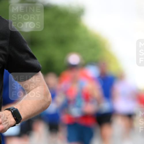 29.06.2025 - hella hamburg halbmarathon Dr. Thomas Lammeyer http://msf.ph/oto/8362899 29.06.2025 09:56:46 Kennedybrücke 1012, 1070, 1163, 1176, 1391, 1558, 1613, 1735, 1759, 1782, 2048, 2189, 2213, 2402, 2590, 2788, 2970, 3021, 3098, 3146, 3304, 3907, 3917, 3928, 4091, 4277, 4933, 4981, 4997, 5623, 5624, 5682, 6081, 6152, 6712, 6716, 7005, 7093, 7147, 7204, 7322, 7325, 7450, 7599, 7765, 7843, 8063, 8145, 8664, 8694, 8704, 8722, 8819, 9081, 9213, 9232, 9374, 9534, 9538, 9540, 9585, 9794, 10000, 10208, 10246, 10313, 10750, 10969, 11094, 11153, 11291, 11346 meine-sportfotos.de