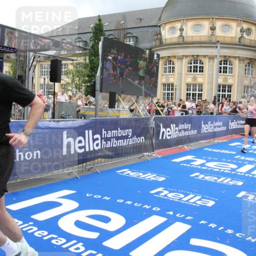 29.06.2025 - hella hamburg halbmarathon Michael Strokosch http://msf.ph/oto/8362965 29.06.2025 10:55:59 Ziel 2612, 3256, 3668, 4772, 7147, 7976, 8968, 9246, 10084, 14867, 15184, 15868, 15884, 16176, 18867 meine-sportfotos.de
