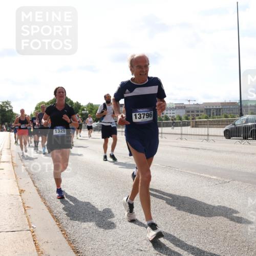 29.06.2025 - hella hamburg halbmarathon Lena Gebhardt http://msf.ph/oto/8363013 29.06.2025 10:01:46 Lombardsbrücke 1417, 1329, 13796, 1184, 1329, 1364, 1464, 1653, 1722, 1724, 1729, 1881, 1940, 2091, 2167, 2591, 2806, 2957, 3039, 3199, 3425, 3663, 4286, 4319, 4322, 4328, 4370, 4649, 4663, 5547, 5570, 5602, 5603, 5675, 5742, 6087, 6281, 0000, 6302, 6327, 6438, 6591, 6595, 6921, 6924, 7189, 7287, 8030, 8191, 8392, 8578, 8691, 8822, 8926, 9230, 9741, 10177, 10281, 10301, 10576, 10882, 10915, 11043, 11465, 14471, 14660, 14677, 16420 meine-sportfotos.de