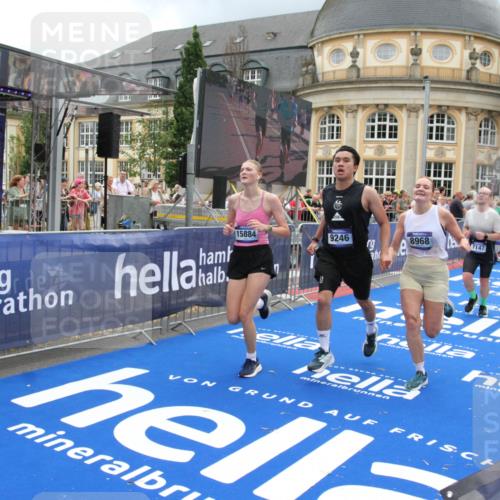 29.06.2025 - hella hamburg halbmarathon Michael Strokosch http://msf.ph/oto/8363046 29.06.2025 10:56:01 Ziel 3042, 4772, 7147, 8968, 9246, 10084, 14867, 15184, 15868, 15884, 16176 meine-sportfotos.de