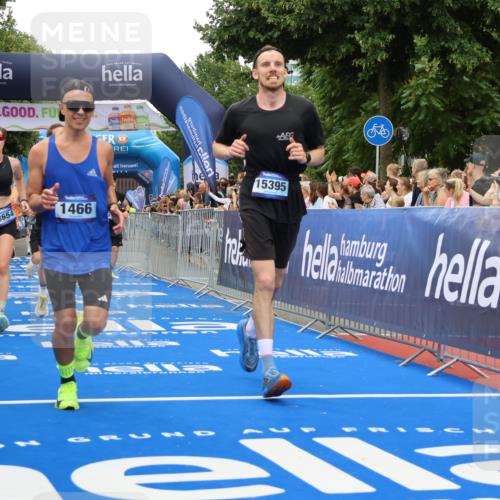 29.06.2025 - hella hamburg halbmarathon Strokosch-Dieckow http://msf.ph/oto/8363056 29.06.2025 10:50:52 Ziel 1466, 2207, 3654, 3947, 4839, 5018, 5115, 7052, 7369, 8205, 8572, 8657, 10215, 10750, 11551, 12778, 13687, 15362, 15395, 15426, 15643, 15720, 16285, 17129, 18182, 18350, 18370 meine-sportfotos.de