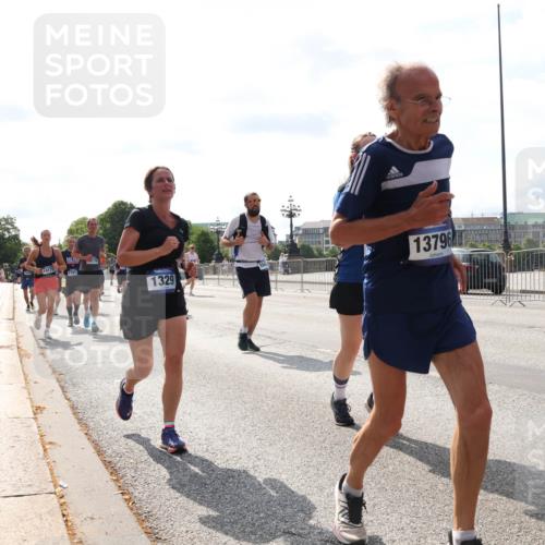 29.06.2025 - hella hamburg halbmarathon Lena Gebhardt http://msf.ph/oto/8363148 29.06.2025 10:01:46 Lombardsbrücke 178, 1329, 13796, 1184, 1329, 1364, 1464, 1653, 1722, 1724, 1729, 1881, 1940, 2091, 2167, 2591, 2806, 2957, 3039, 3199, 3425, 3663, 4286, 4319, 4322, 4328, 4370, 4649, 4663, 5547, 5570, 5602, 5603, 5675, 5742, 6087, 6281, 0000, 6302, 6327, 6438, 6591, 6595, 6921, 6924, 7189, 7287, 8030, 8191, 8392, 8578, 8691, 8822, 8926, 9230, 9741, 10177, 10281, 10301, 10576, 10882, 10915, 11043, 11465, 14471, 14660, 14677, 16420 meine-sportfotos.de