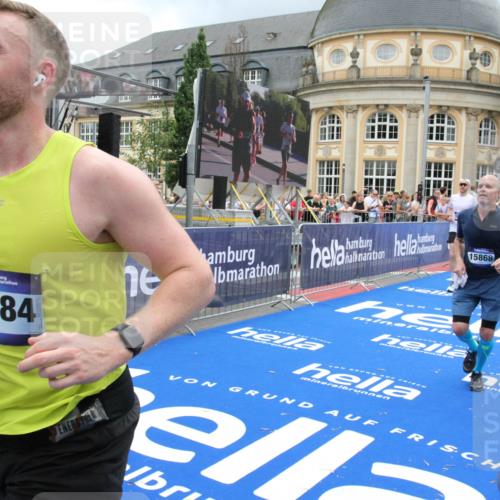 29.06.2025 - hella hamburg halbmarathon Michael Strokosch http://msf.ph/oto/8363173 29.06.2025 10:56:03 Ziel 1180, 3042, 3058, 7147, 8968, 9246, 10084, 14867, 15184, 15868, 15884, 16176, 18212 meine-sportfotos.de