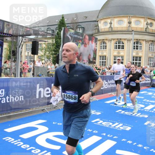 29.06.2025 - hella hamburg halbmarathon Michael Strokosch http://msf.ph/oto/8363218 29.06.2025 10:56:04 Ziel 1180, 3042, 3058, 7147, 7594, 10084, 14867, 15184, 15868, 15884, 16176, 18212 meine-sportfotos.de