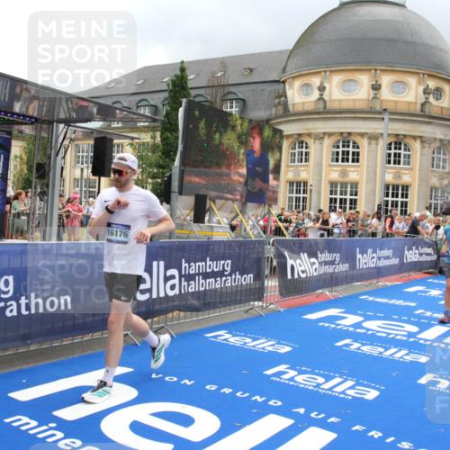 29.06.2025 - hella hamburg halbmarathon Michael Strokosch http://msf.ph/oto/8363260 29.06.2025 10:56:06 Ziel 1180, 3042, 3058, 5570, 7594, 12545, 14867, 15184, 15868, 16176, 17640, 17642, 18212 meine-sportfotos.de