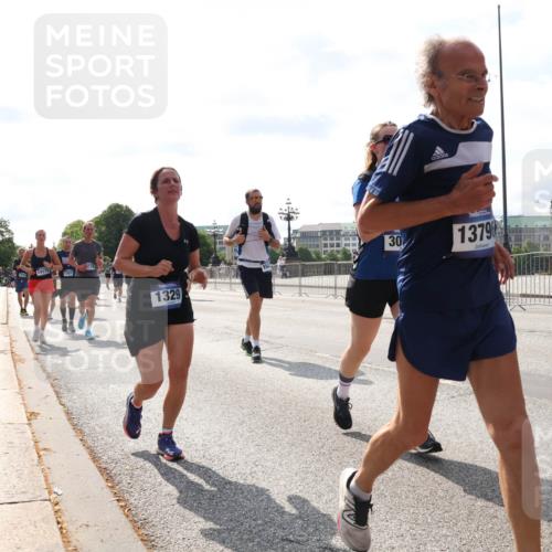 29.06.2025 - hella hamburg halbmarathon Lena Gebhardt http://msf.ph/oto/8363275 29.06.2025 10:01:46 Lombardsbrücke 14175, 1329, 30, 13790, 1184, 1329, 1364, 1464, 1653, 1722, 1724, 1729, 1881, 1940, 2091, 2167, 2591, 2806, 2957, 3039, 3199, 3425, 3663, 4286, 4319, 4322, 4328, 4370, 4649, 4663, 5547, 5570, 5602, 5603, 5675, 5742, 6087, 6281, 0000, 6302, 6327, 6438, 6591, 6595, 6921, 6924, 7189, 7287, 8030, 8191, 8392, 8578, 8691, 8822, 8926, 9230, 9741, 10177, 10281, 10301, 10576, 10882, 10915, 11043, 11465, 14471, 14660, 14677, 16420 meine-sportfotos.de