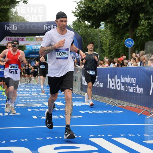 29.06.2025 - hella hamburg halbmarathon Strokosch-Dieckow http://msf.ph/oto/8363293 29.06.2025 10:50:49 Ziel 1466, 2234, 2788, 3654, 3947, 4839, 5018, 5115, 7052, 7369, 8205, 8572, 8657, 10750, 11551, 13687, 15362, 15395, 15426, 15643, 15720, 17129, 17908, 18182, 18229, 18370 meine-sportfotos.de