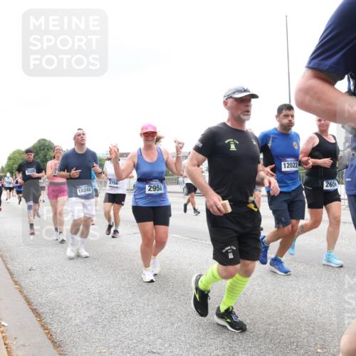 29.06.2025 - hella hamburg halbmarathon Lena Gebhardt http://msf.ph/oto/8363331 29.06.2025 10:48:29 Lombardsbrücke 3320, 2756, 18248, 2958, 12022, 265, 1142, 1157, 1167, 1174, 1175, 1584, 1645, 1701, 2037, 2163, 2195, 2418, 2437, 2438, 2475, 2627, 2650, 2716, 2756, 2909, 2958, 3224, 3320, 3468, 3504, 3661, 3679, 3933, 4327, 4588, 5010, 5585, 5781, 5952, 6143, 7203, 7393, 7394, 7532, 7947, 7948, 8461, 8521, 8719, 8760, 8948, 9775, 9787, 9921, 10059, 10145, 10204, 10366, 10654, 10656, 10777, 10794, 11548, 11742, 11781, 13814, 13845, 15715, 16498, 16499, 16701 meine-sportfotos.de