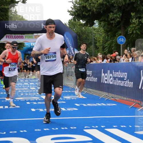 29.06.2025 - hella hamburg halbmarathon Strokosch-Dieckow http://msf.ph/oto/8363339 29.06.2025 10:50:49 Ziel 1466, 2234, 2788, 3654, 3947, 4839, 5018, 5115, 7052, 7369, 8205, 8572, 8657, 10750, 11551, 13687, 15362, 15395, 15426, 15643, 15720, 17129, 17908, 18182, 18229, 18370 meine-sportfotos.de