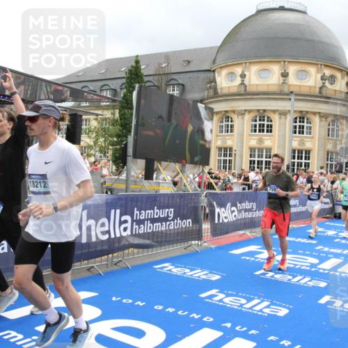 29.06.2025 - hella hamburg halbmarathon Michael Strokosch http://msf.ph/oto/8363380 29.06.2025 10:56:10 Ziel 1180, 3042, 3058, 4594, 4813, 5492, 5570, 7594, 8330, 8639, 9907, 12545, 17640, 17642, 18212 meine-sportfotos.de