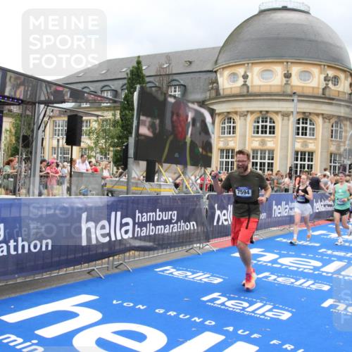 29.06.2025 - hella hamburg halbmarathon Michael Strokosch http://msf.ph/oto/8363389 29.06.2025 10:56:10 Ziel 1180, 3042, 3058, 4594, 4813, 5492, 5570, 7594, 8330, 8639, 9907, 12545, 17640, 17642, 18212 meine-sportfotos.de