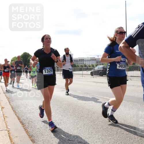 29.06.2025 - hella hamburg halbmarathon Lena Gebhardt http://msf.ph/oto/8363428 29.06.2025 10:01:46 Lombardsbrücke 14176, 14175, 1701, 1464, 1329, 1642, 3039, 1379, 1184, 1329, 1364, 1464, 1653, 1722, 1724, 1729, 1881, 1940, 2091, 2167, 2591, 2806, 2957, 3039, 3199, 3425, 3663, 4286, 4319, 4322, 4328, 4370, 4649, 4663, 5547, 5570, 5602, 5603, 5675, 5742, 6087, 6281, 0000, 6302, 6327, 6438, 6591, 6595, 6921, 6924, 7189, 7287, 8030, 8191, 8392, 8578, 8691, 8822, 8926, 9230, 9741, 10177, 10281, 10301, 10576, 10882, 10915, 11043, 11465, 14471, 14660, 14677, 16420 meine-sportfotos.de