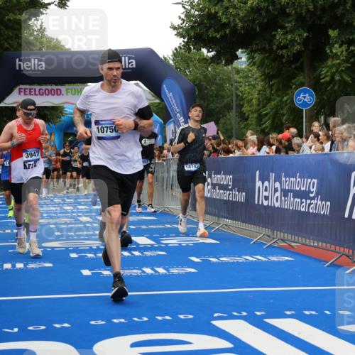 29.06.2025 - hella hamburg halbmarathon Strokosch-Dieckow http://msf.ph/oto/8363477 29.06.2025 10:50:49 Ziel 1466, 2234, 2788, 3654, 3947, 4839, 5018, 5115, 7052, 7369, 8205, 8572, 8657, 10750, 11551, 13687, 15362, 15395, 15426, 15643, 15720, 17129, 17908, 18182, 18229, 18370 meine-sportfotos.de