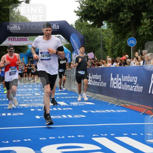 29.06.2025 - hella hamburg halbmarathon Strokosch-Dieckow http://msf.ph/oto/8363518 29.06.2025 10:50:49 Ziel 1466, 2234, 2788, 3654, 3947, 4839, 5018, 5115, 7052, 7369, 8205, 8572, 8657, 10750, 11551, 13687, 15362, 15395, 15426, 15643, 15720, 17129, 17908, 18182, 18229, 18370 meine-sportfotos.de