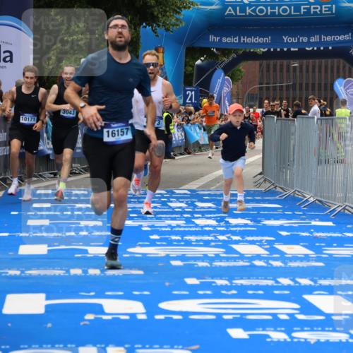 29.06.2025 - hella hamburg halbmarathon Strokosch-Dieckow http://msf.ph/oto/8363525 29.06.2025 10:29:05 Ziel 3043, 8473, 10171, 10351, 16157, 18874, 19194 meine-sportfotos.de