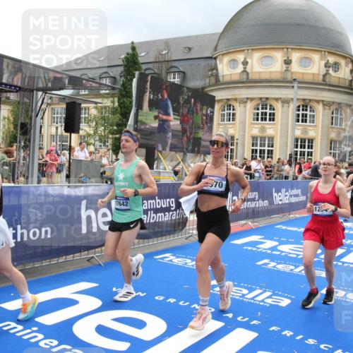 29.06.2025 - hella hamburg halbmarathon Michael Strokosch http://msf.ph/oto/8363529 29.06.2025 10:56:13 Ziel 4594, 4813, 5492, 5570, 7594, 8330, 8639, 9907, 12545, 14363, 15484, 16113, 16634, 17468, 17640, 17642 meine-sportfotos.de