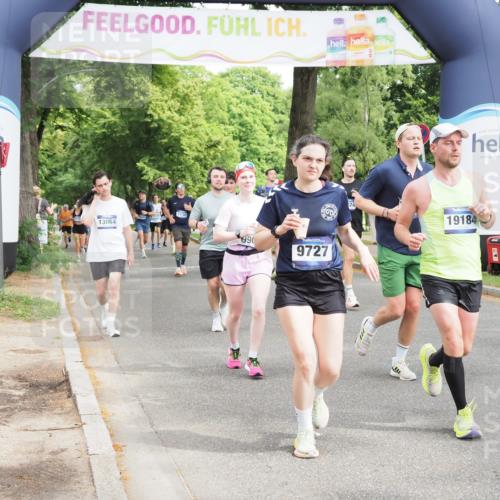 29.06.2025 - hella hamburg halbmarathon MichiJ http://msf.ph/oto/8363563 29.06.2025 10:43:30 Zwischen KM18-KM19 1972, 2083, 2250, 2741, 2982, 2996, 4152, 4594, 4813, 7037, 7547, 8968, 9246, 9727, 9903, 10093, 10133, 10408, 10665, 13064, 16121, 16434, 17828, 18117, 18208, 18867, 18899, 19184 meine-sportfotos.de
