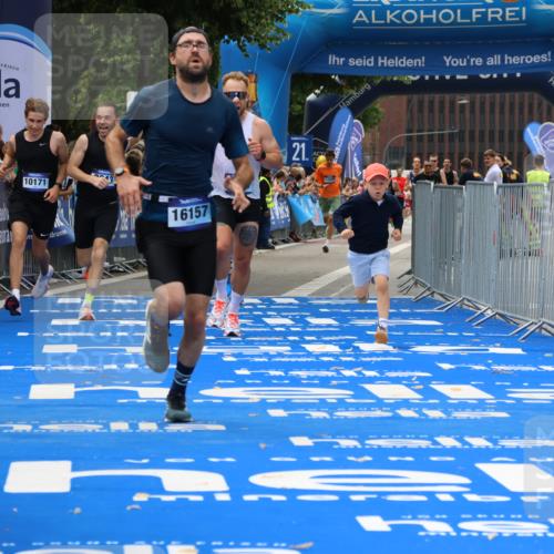 29.06.2025 - hella hamburg halbmarathon Strokosch-Dieckow http://msf.ph/oto/8363575 29.06.2025 10:29:05 Ziel 3043, 8473, 10171, 10351, 16157, 18874, 19194 meine-sportfotos.de