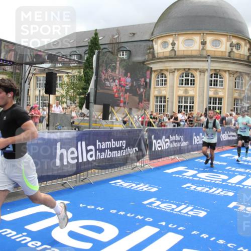 29.06.2025 - hella hamburg halbmarathon Michael Strokosch http://msf.ph/oto/8363652 29.06.2025 10:56:15 Ziel 1193, 4594, 4813, 5465, 5492, 5570, 8330, 8639, 9903, 9907, 10789, 12348, 12545, 14363, 15484, 16113, 16634, 17468, 17642, 19152 meine-sportfotos.de