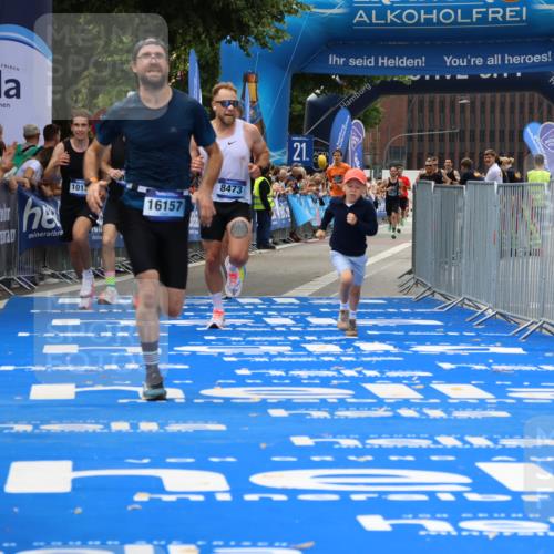 29.06.2025 - hella hamburg halbmarathon Strokosch-Dieckow http://msf.ph/oto/8363655 29.06.2025 10:29:04 Ziel 3043, 8473, 10171, 10351, 16157, 18874, 19142, 19194 meine-sportfotos.de