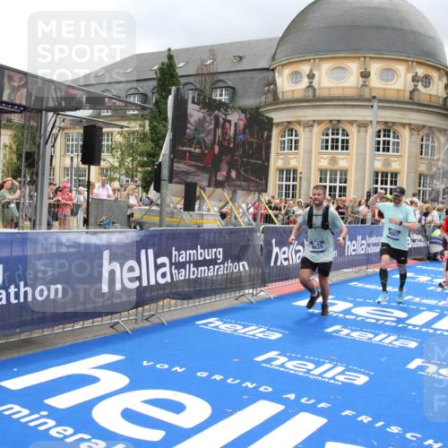 29.06.2025 - hella hamburg halbmarathon Michael Strokosch http://msf.ph/oto/8363690 29.06.2025 10:56:16 Ziel 1193, 4594, 4813, 5465, 5492, 8330, 8639, 9903, 9907, 10789, 12348, 14363, 15484, 16113, 16634, 17468, 19152 meine-sportfotos.de