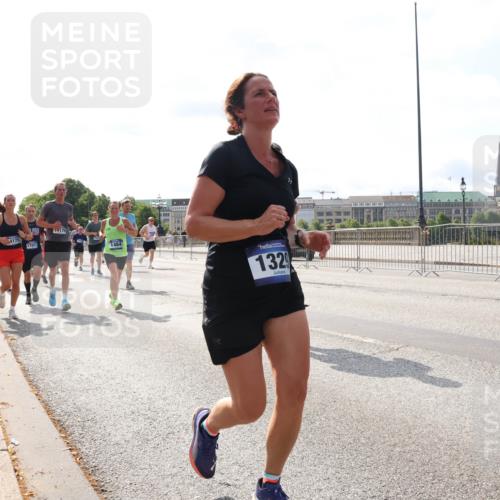 29.06.2025 - hella hamburg halbmarathon Lena Gebhardt http://msf.ph/oto/8363708 29.06.2025 10:01:47 Lombardsbrücke 14176, 4175, 17017, 1464, 1329, 1184, 1329, 1364, 1464, 1653, 1722, 1724, 1729, 1881, 1940, 2167, 2591, 2806, 2957, 3039, 3199, 3425, 3663, 4286, 4319, 4322, 4328, 4370, 4649, 4663, 5547, 5570, 5602, 5603, 5675, 5742, 6087, 6281, 6302, 6327, 6438, 6595, 6921, 6924, 7189, 7287, 8030, 8191, 8392, 8578, 8691, 8822, 8926, 9230, 9741, 10177, 10281, 10301, 10576, 10882, 10915, 11043, 11465, 14471, 14660, 14677, 16420 meine-sportfotos.de