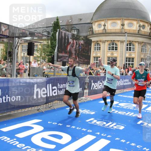 29.06.2025 - hella hamburg halbmarathon Michael Strokosch http://msf.ph/oto/8363714 29.06.2025 10:56:17 Ziel 1193, 5465, 5492, 7547, 8330, 8639, 9903, 9907, 10789, 12348, 14363, 15484, 16113, 16634, 17468, 19152 meine-sportfotos.de