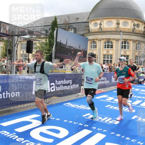 29.06.2025 - hella hamburg halbmarathon Michael Strokosch http://msf.ph/oto/8363730 29.06.2025 10:56:17 Ziel 1193, 5465, 5492, 7547, 8330, 8639, 9903, 9907, 10789, 12348, 14363, 15484, 16113, 16634, 17468, 19152 meine-sportfotos.de