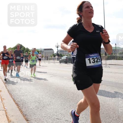 29.06.2025 - hella hamburg halbmarathon Lena Gebhardt http://msf.ph/oto/8363743 29.06.2025 10:01:47 Lombardsbrücke 14175, 17017, 14176, 1464, 1329, 1184, 1329, 1364, 1464, 1653, 1722, 1724, 1729, 1881, 1940, 2167, 2591, 2806, 2957, 3039, 3199, 3425, 3663, 4286, 4319, 4322, 4328, 4370, 4649, 4663, 5547, 5570, 5602, 5603, 5675, 5742, 6087, 6281, 6302, 6327, 6438, 6595, 6921, 6924, 7189, 7287, 8030, 8191, 8392, 8578, 8691, 8822, 8926, 9230, 9741, 10177, 10281, 10301, 10576, 10882, 10915, 11043, 11465, 14471, 14660, 14677, 16420 meine-sportfotos.de