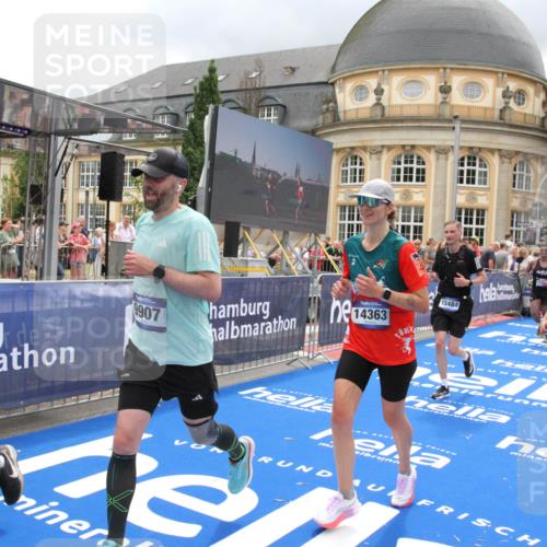 29.06.2025 - hella hamburg halbmarathon Michael Strokosch http://msf.ph/oto/8363764 29.06.2025 10:56:17 Ziel 1193, 5465, 5492, 7547, 8330, 8639, 9903, 9907, 10789, 12348, 14363, 15484, 16113, 16634, 17468, 19152 meine-sportfotos.de
