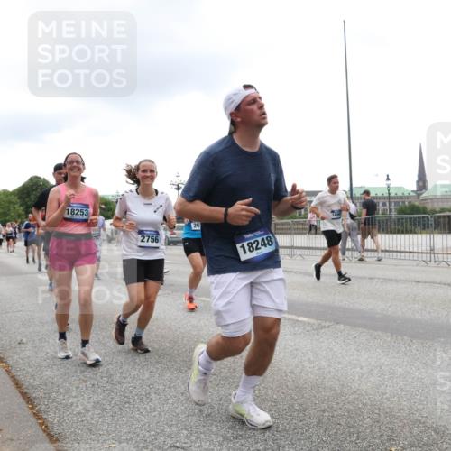 29.06.2025 - hella hamburg halbmarathon Lena Gebhardt http://msf.ph/oto/8363770 29.06.2025 10:48:30 Lombardsbrücke 18253, 6143, 2756, 26, 18248, 1696, 1142, 1157, 1167, 1174, 1175, 1584, 1645, 1701, 2037, 2195, 2418, 2437, 2438, 2475, 2627, 2650, 2716, 2756, 2909, 2958, 3224, 3320, 3468, 3504, 3661, 3679, 3933, 4327, 4588, 5010, 5585, 5781, 5952, 6143, 7203, 7393, 7394, 7532, 7947, 7948, 8461, 8521, 8719, 8760, 8948, 9775, 9787, 9921, 10059, 10145, 10204, 10366, 10654, 10656, 10794, 11364, 11365, 11548, 11742, 11781, 13814, 13845, 15715, 16498, 16499, 16701 meine-sportfotos.de