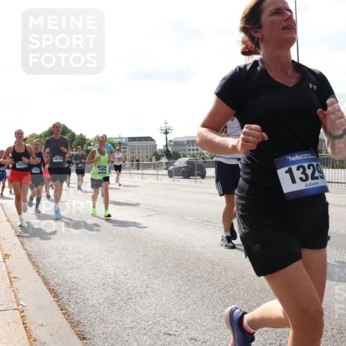 29.06.2025 - hella hamburg halbmarathon Lena Gebhardt http://msf.ph/oto/8363810 29.06.2025 10:01:47 Lombardsbrücke 14175, 17017, 14176, 1464, 1329, 1184, 1329, 1364, 1464, 1653, 1722, 1724, 1729, 1881, 1940, 2167, 2591, 2806, 2957, 3039, 3199, 3425, 3663, 4286, 4319, 4322, 4328, 4370, 4649, 4663, 5547, 5570, 5602, 5603, 5675, 5742, 6087, 6281, 6302, 6327, 6438, 6595, 6921, 6924, 7189, 7287, 8030, 8191, 8392, 8578, 8691, 8822, 8926, 9230, 9741, 10177, 10281, 10301, 10576, 10882, 10915, 11043, 11465, 14471, 14660, 14677, 16420 meine-sportfotos.de