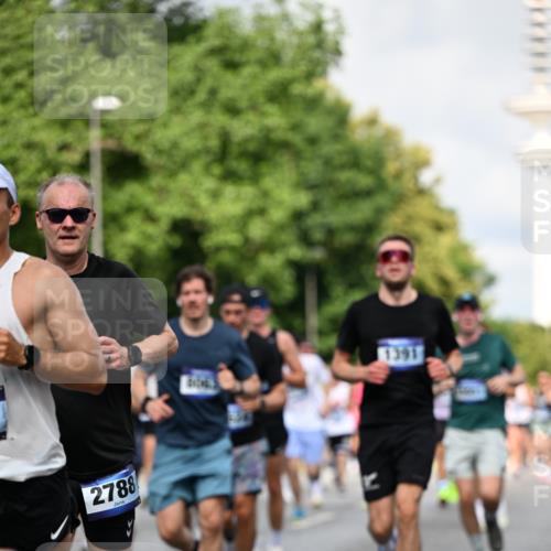 29.06.2025 - hella hamburg halbmarathon Dr. Thomas Lammeyer http://msf.ph/oto/8363812 29.06.2025 09:56:53 Kennedybrücke 1012, 1163, 1176, 1391, 1558, 1735, 1759, 2048, 2189, 2213, 2234, 2365, 2402, 2590, 2623, 2788, 2970, 3021, 3146, 3304, 3907, 3917, 4091, 4277, 4310, 4553, 4933, 4997, 5022, 5623, 5624, 5682, 5692, 6081, 6203, 6375, 6460, 6712, 7093, 7147, 7204, 7322, 7450, 7765, 8063, 8145, 8694, 8704, 8722, 8819, 9213, 9232, 9303, 9305, 9374, 9534, 9538, 9544, 9585, 9794, 10208, 10246, 10313, 10969, 11094, 11153, 11291 meine-sportfotos.de