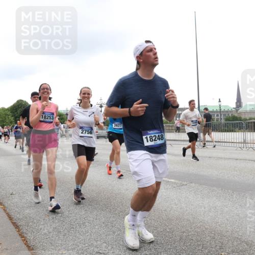 29.06.2025 - hella hamburg halbmarathon Lena Gebhardt http://msf.ph/oto/8363865 29.06.2025 10:48:30 Lombardsbrücke 6143, 18253, 2756, 2627, 18248, 1696, 1142, 1157, 1167, 1174, 1175, 1584, 1645, 1701, 2037, 2195, 2418, 2437, 2438, 2475, 2627, 2650, 2716, 2756, 2909, 2958, 3224, 3320, 3468, 3504, 3661, 3679, 3933, 4327, 4588, 5010, 5585, 5781, 5952, 6143, 7203, 7393, 7394, 7532, 7947, 7948, 8461, 8521, 8719, 8760, 8948, 9775, 9787, 9921, 10059, 10145, 10204, 10366, 10654, 10656, 10794, 11364, 11365, 11548, 11742, 11781, 13814, 13845, 15715, 16498, 16499, 16701 meine-sportfotos.de